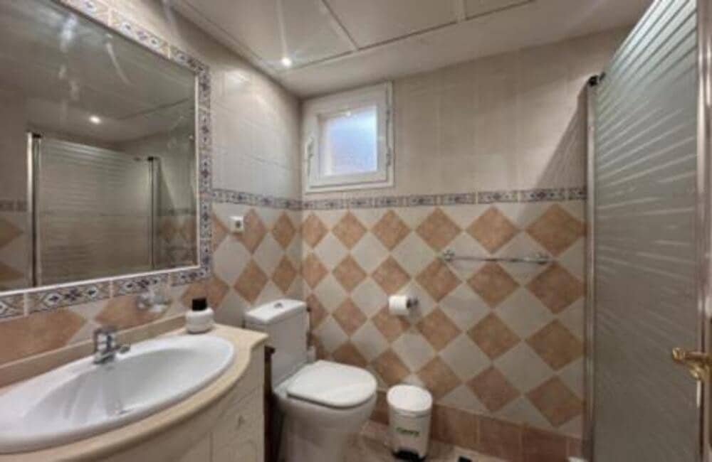 Villa/Maison Semi-Mitoyenne de 4 chambres à louer à Marbella avec piscine garage - 3 500 € (Ref: 9665706)