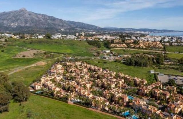 Villa/Maison Semi-Mitoyenne de 4 chambres à louer à Rodeo Alto - Guadaiza - La Campana, Marbella avec piscine garage - 3 500 € (Ref: 9665706)