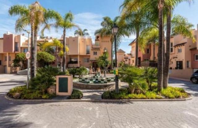 Villa/Maison Semi-Mitoyenne de 4 chambres à louer à Rodeo Alto - Guadaiza - La Campana, Marbella avec piscine garage - 3 500 € (Ref: 9665706)