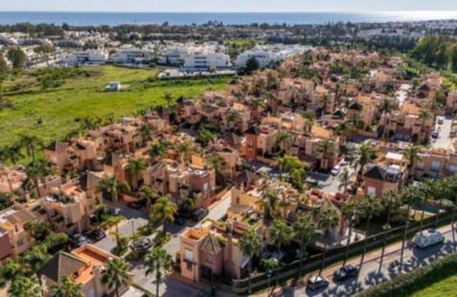 Villa/Maison Semi-Mitoyenne de 4 chambres à louer à Rodeo Alto - Guadaiza - La Campana, Marbella avec piscine garage - 3 500 € (Ref: 9665706)