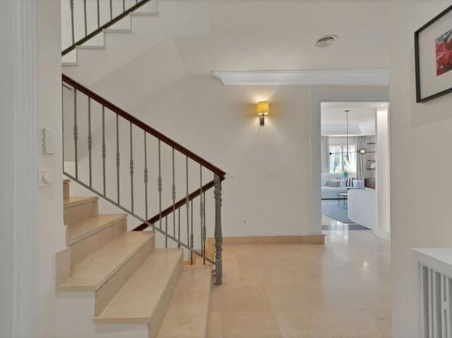 7 slaapkamer Villa te koop in Puerto Banus, Marbella met zwembad garage - € 2.395.000 (Ref: 9669748)