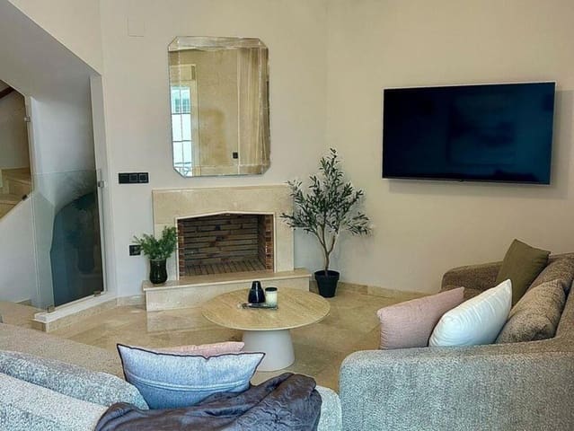 Maison de Ville de 4 chambres à louer à Aloha Golf, Marbella avec piscine garage - 5 500 € (Ref: 9669751)