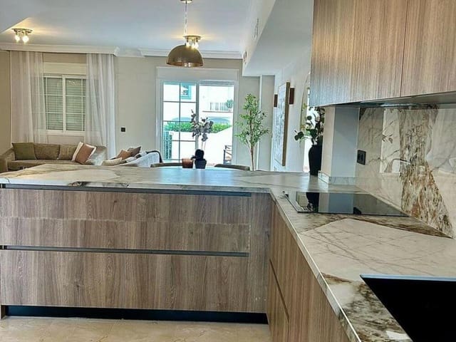 Maison de Ville de 4 chambres à louer à Aloha Golf, Marbella avec piscine garage - 5 500 € (Ref: 9669751)