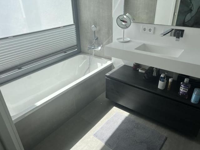 Casa de 4 habitaciones en Guadalobón, Estepona en alquiler con piscina garaje - 10.000 € (Ref: 9676624)