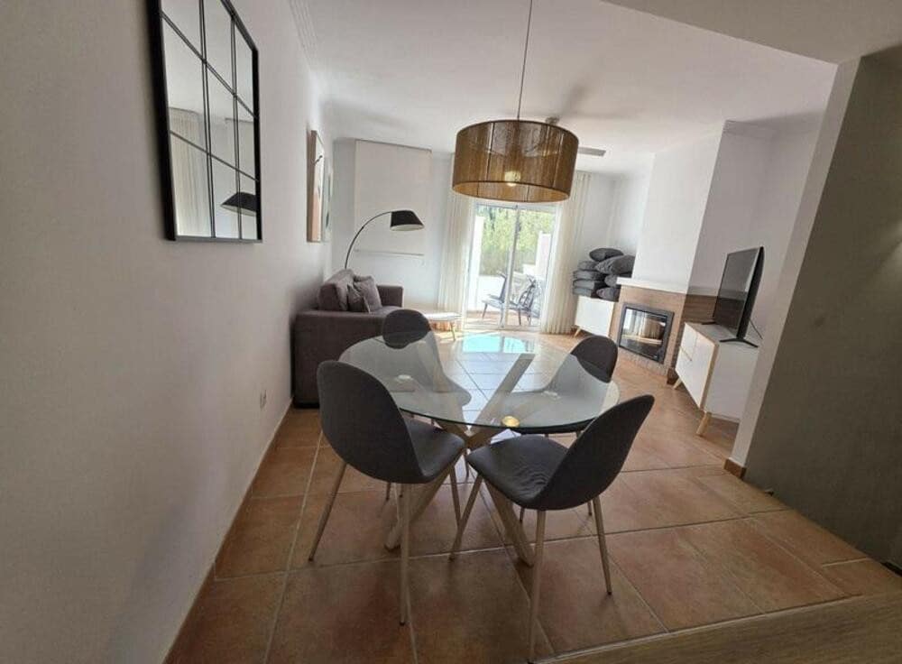 Casa de 3 habitaciones en Benahavís en alquiler con piscina garaje - 2.200 € (Ref: 9676626)