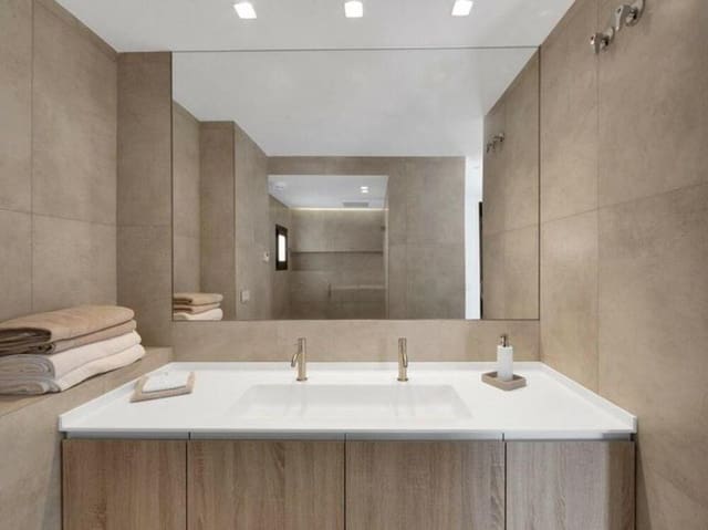 3 bedroom Apartment for sale in Puerto Banus, Marbella with pool garage - € 949,000 (Ref: 9676628)