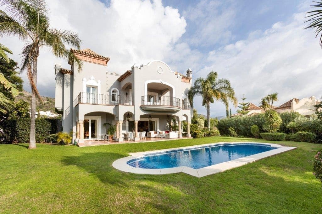 5 bedroom Villa for sale in La Quinta with garage - € 2,750,000 (Ref: 9676629)