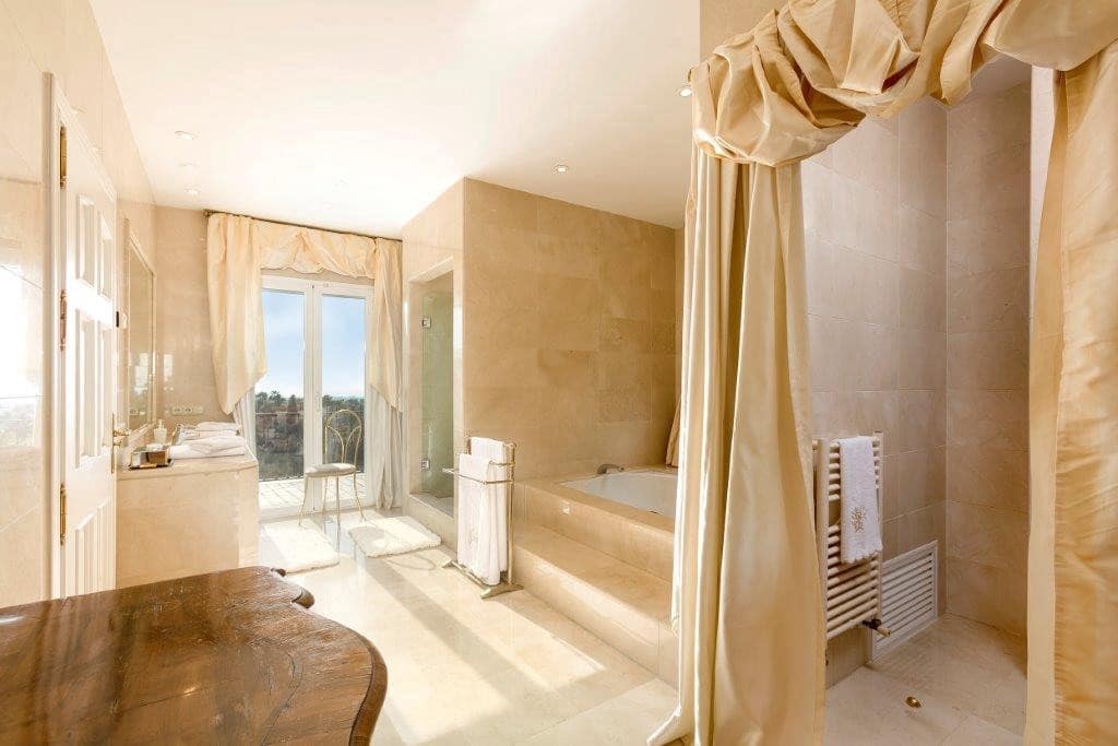 5 bedroom Villa for sale in La Quinta with garage - € 2,750,000 (Ref: 9676629)