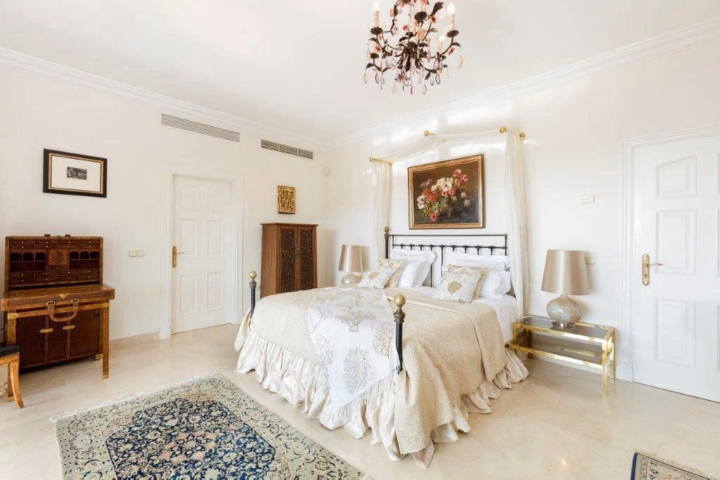 5 bedroom Villa for sale in La Quinta with garage - € 2,750,000 (Ref: 9676629)