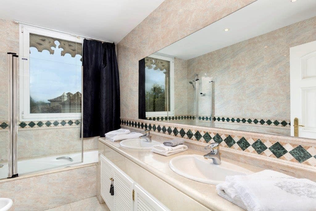 5 bedroom Villa for sale in La Quinta with garage - € 2,750,000 (Ref: 9676629)