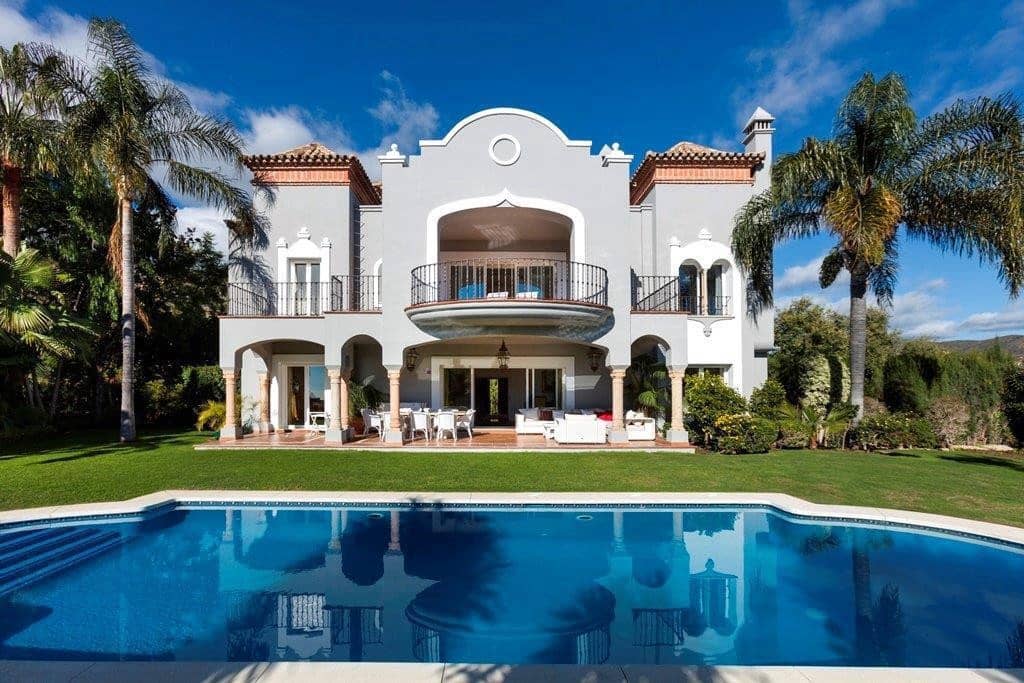 5 bedroom Villa for sale in La Quinta with garage - € 2,750,000 (Ref: 9676629)