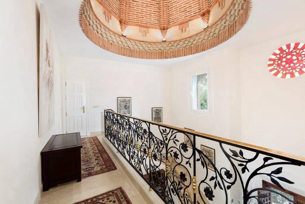 5 bedroom Villa for sale in La Quinta with garage - € 2,750,000 (Ref: 9676629)