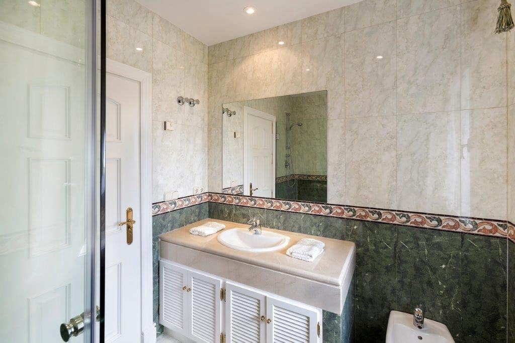 5 bedroom Villa for sale in La Quinta with garage - € 2,750,000 (Ref: 9676629)