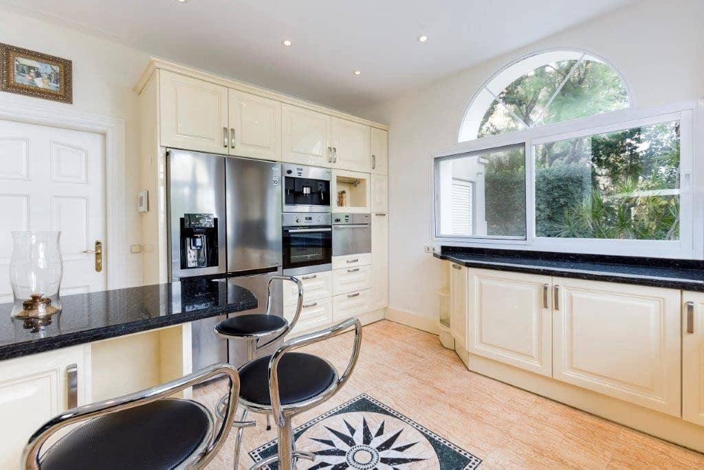 5 bedroom Villa for sale in La Quinta with garage - € 2,750,000 (Ref: 9676629)