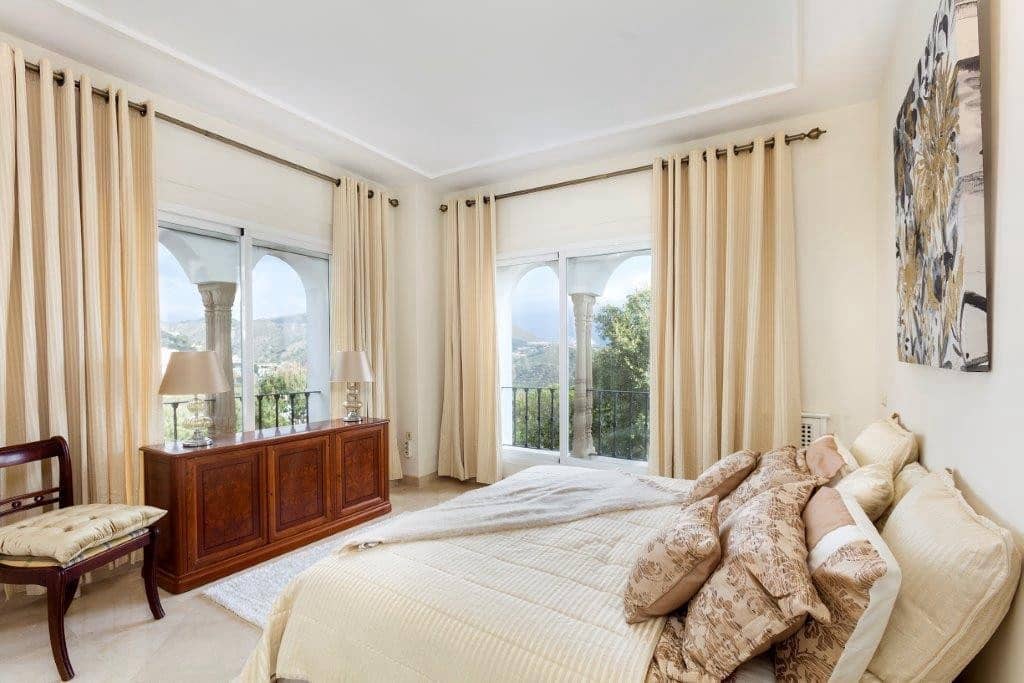 5 bedroom Villa for sale in La Quinta with garage - € 2,750,000 (Ref: 9676629)