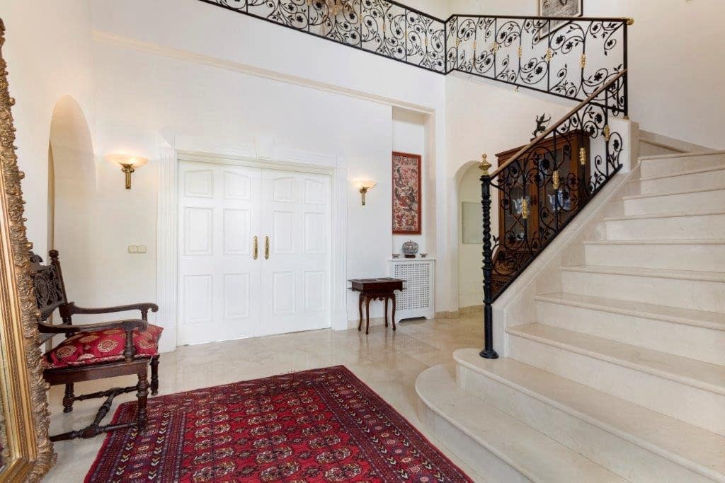 5 bedroom Villa for sale in La Quinta with garage - € 2,750,000 (Ref: 9676629)