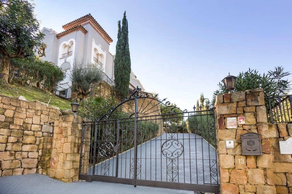 5 bedroom Villa for sale in La Quinta with garage - € 2,750,000 (Ref: 9676629)