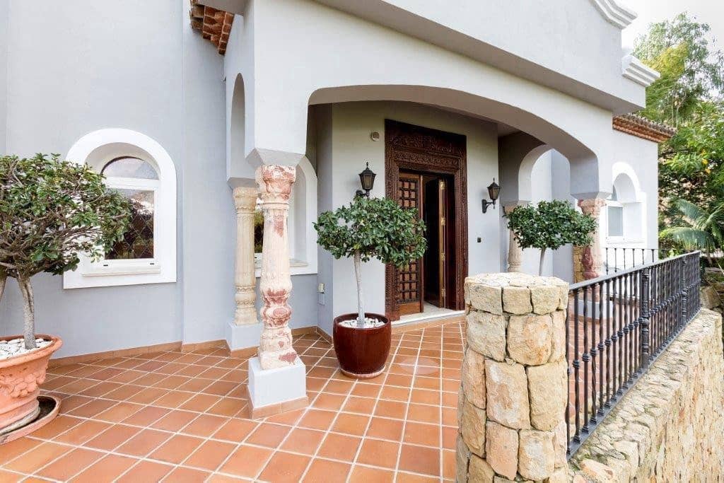 5 bedroom Villa for sale in La Quinta with garage - € 2,750,000 (Ref: 9676629)