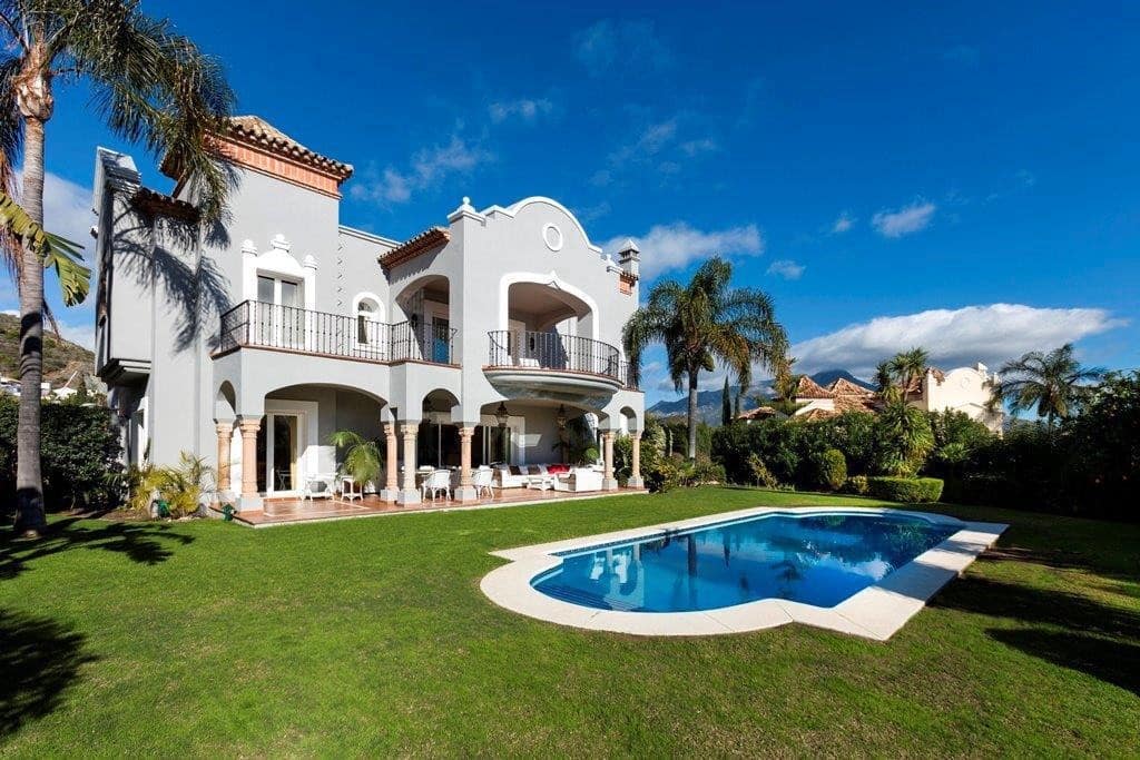 5 bedroom Villa for sale in La Quinta with garage - € 2,750,000 (Ref: 9676629)
