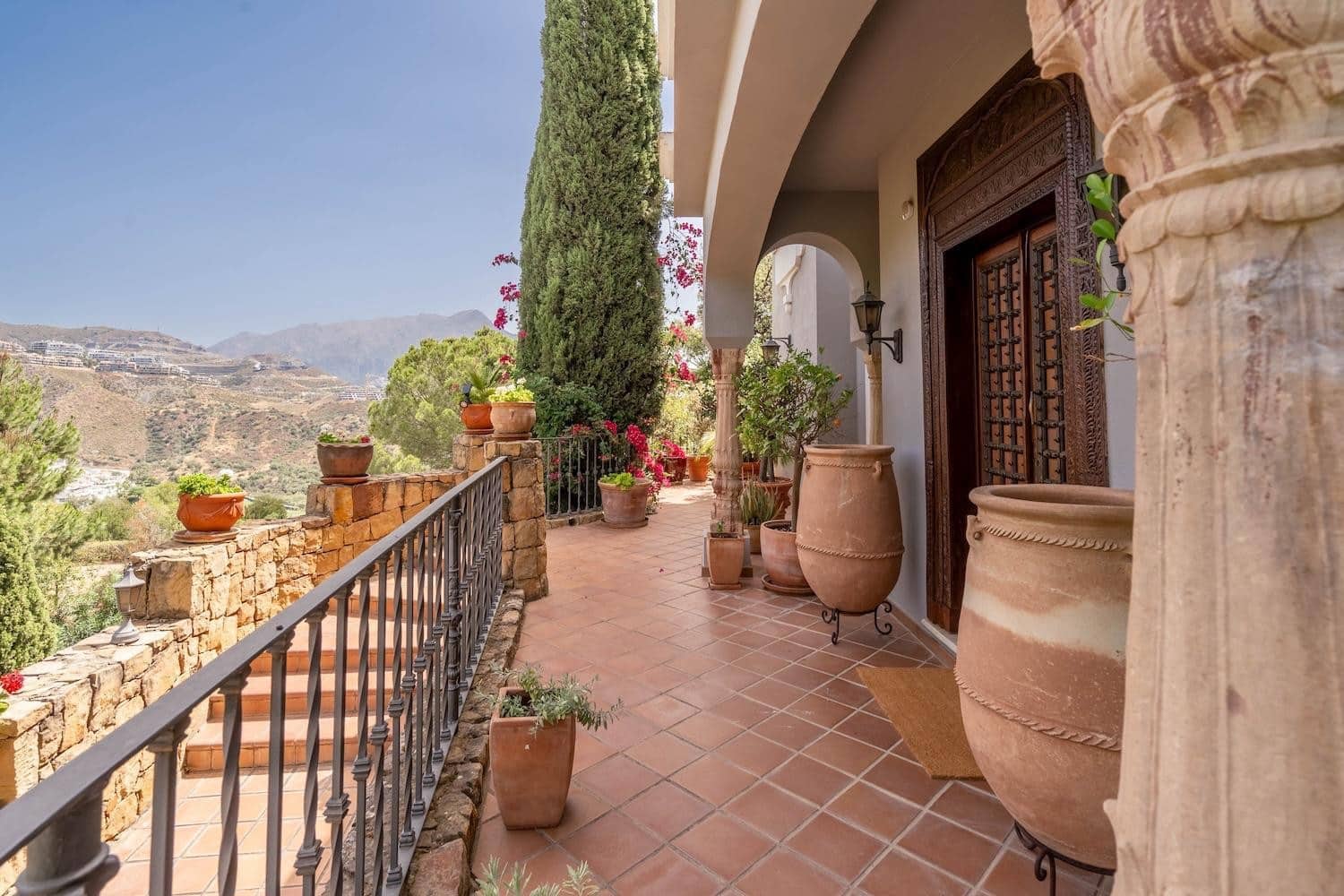 5 bedroom Villa for sale in La Quinta with garage - € 2,750,000 (Ref: 9676629)