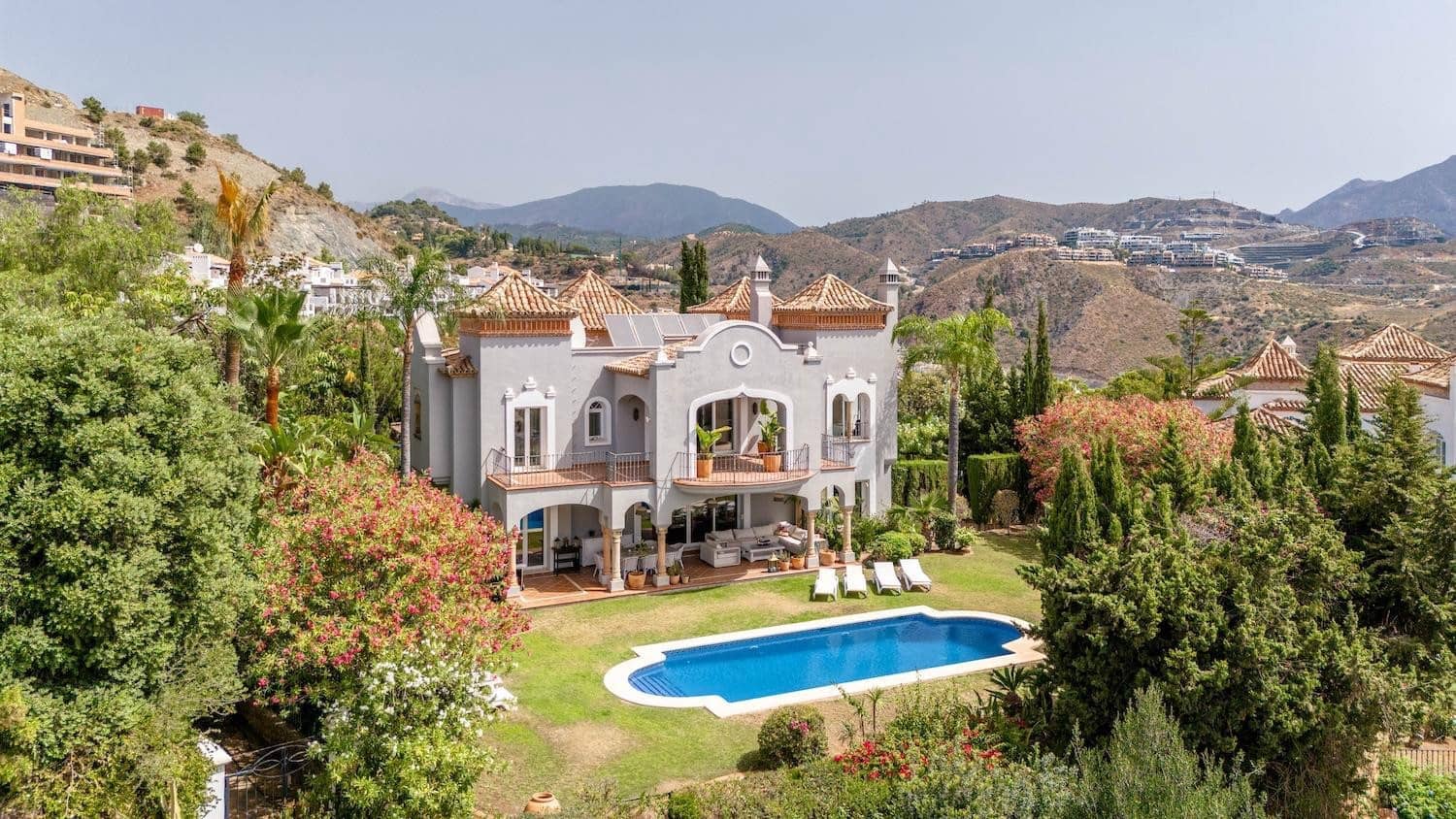 5 bedroom Villa for sale in La Quinta with garage - € 2,750,000 (Ref: 9676629)