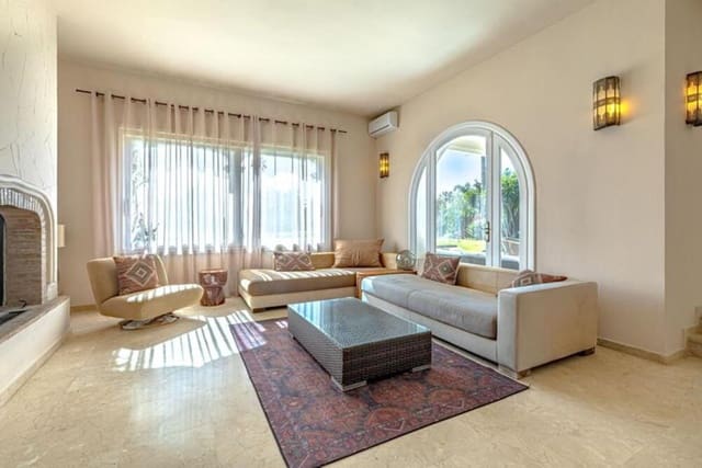 4 makuuhuone Huvila vuokrattavana paikassa El Paraiso, Estepona mukana uima-altaan 
autotalli - 7 500 € (Ref: 9679365)