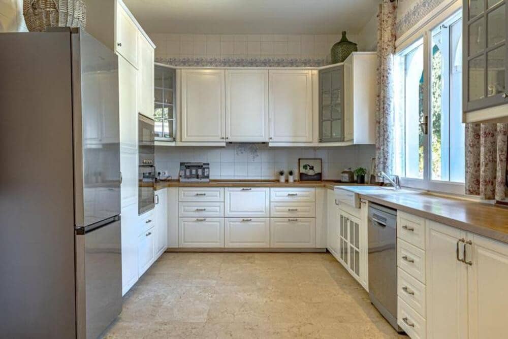 4 slaapkamer Villa te huur in El Paraiso met zwembad garage - € 8.500 (Ref: 9679365)