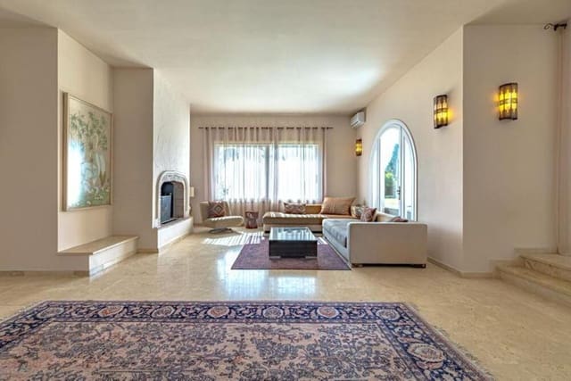 4 makuuhuone Huvila vuokrattavana paikassa El Paraiso, Estepona mukana uima-altaan 
autotalli - 7 500 € (Ref: 9679365)