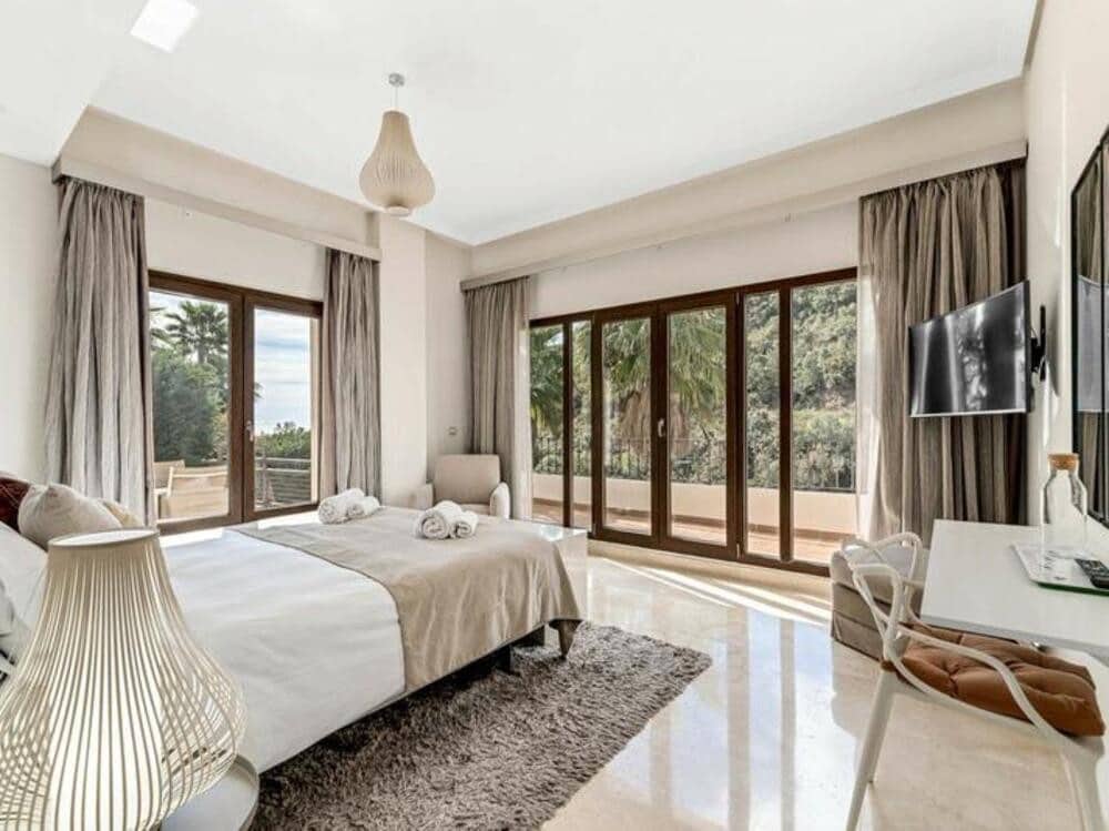 4 quarto Moradia para arrendar em Benahavis com piscina garagem - 8 400 € (Ref: 9685886)