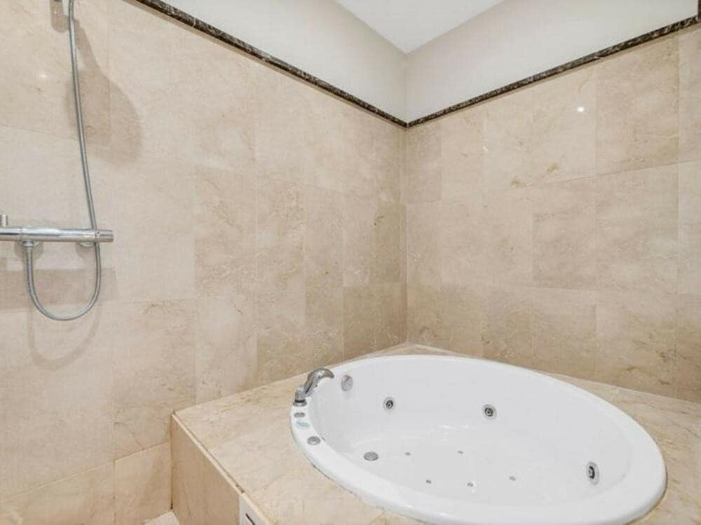 4 quarto Moradia para arrendar em Benahavis com piscina garagem - 8 400 € (Ref: 9685886)