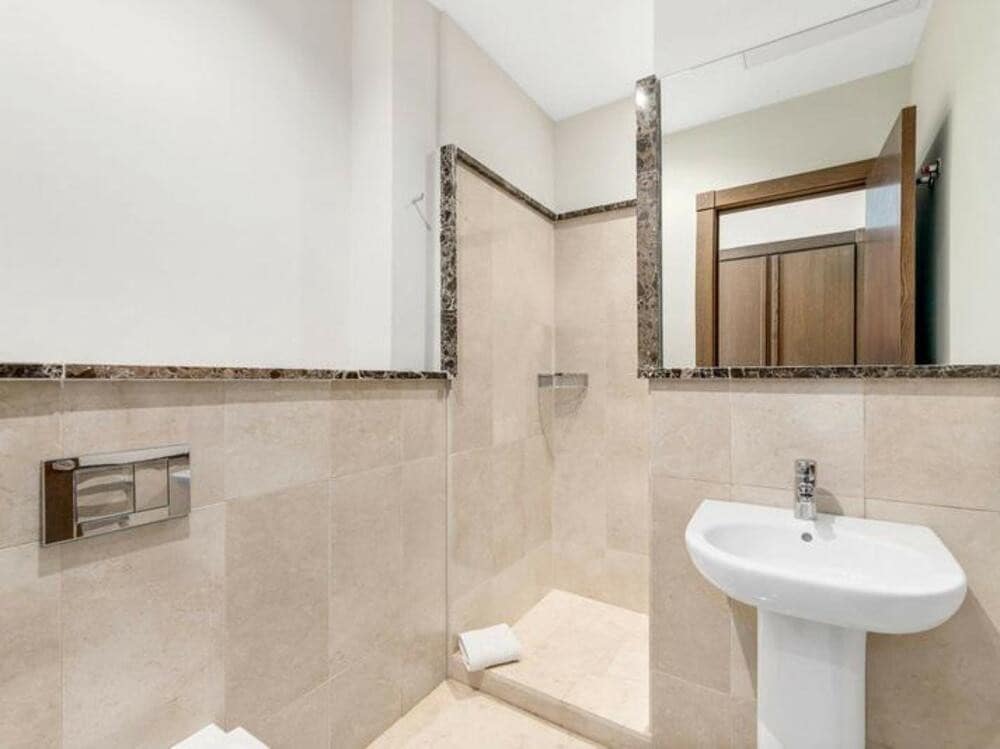 4 quarto Moradia para arrendar em Benahavis com piscina garagem - 8 400 € (Ref: 9685886)