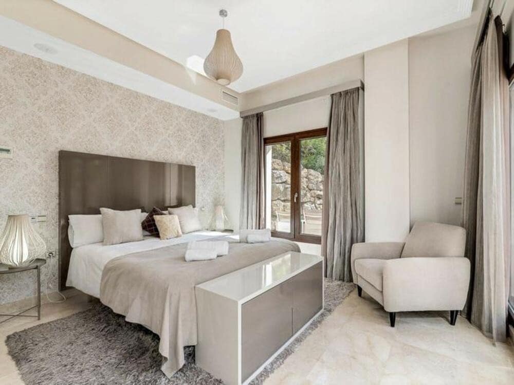 4 quarto Moradia para arrendar em Benahavis com piscina garagem - 8 400 € (Ref: 9685886)