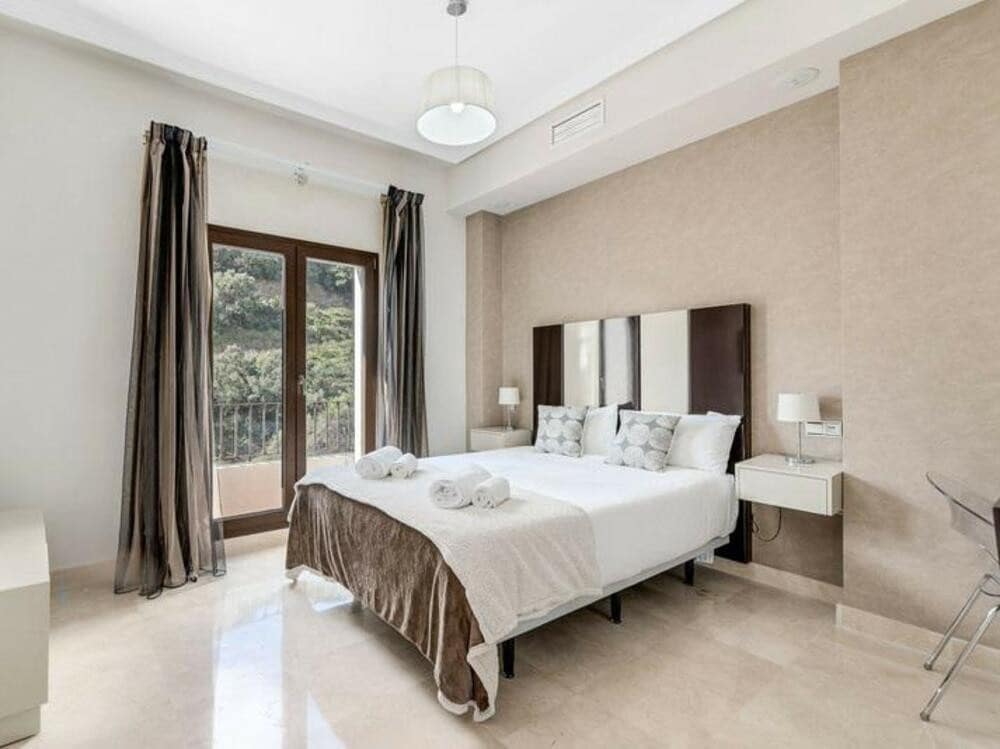 4 quarto Moradia para arrendar em Benahavis com piscina garagem - 8 400 € (Ref: 9685886)