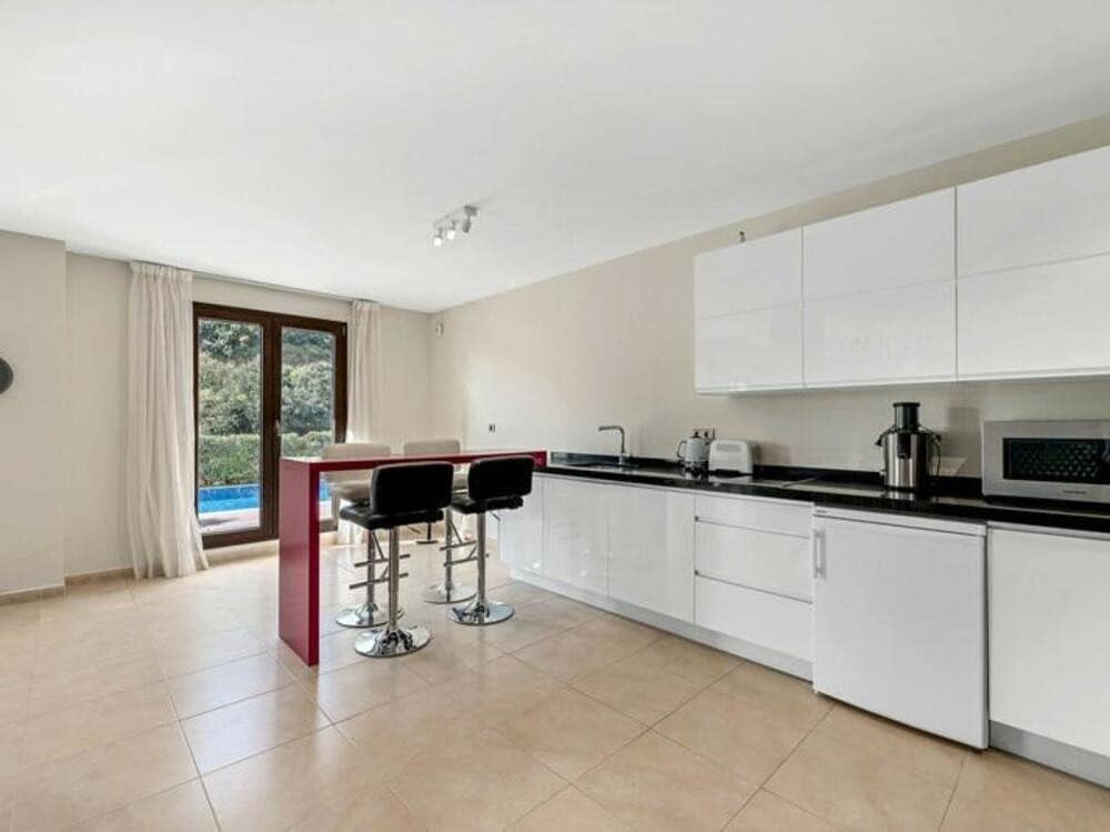 4 quarto Moradia para arrendar em Benahavis com piscina garagem - 8 400 € (Ref: 9685886)