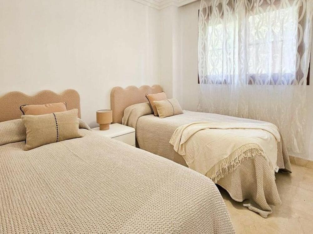 Appartement de 2 chambres à louer à Benahavis avec piscine garage - 2 500 € (Ref: 9685887)