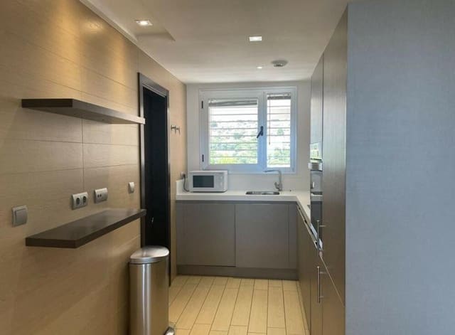 Apartamento de 2 habitaciones en Los Arqueros, Benahavís en alquiler con piscina garaje - 2.700 € (Ref: 9685888)