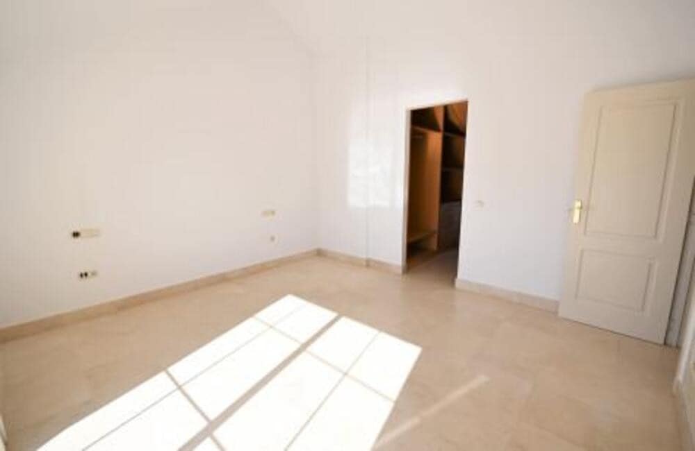 Ático de 3 habitaciones en Guadalmina en alquiler con piscina garaje - 2.650 € (Ref: 9689904)