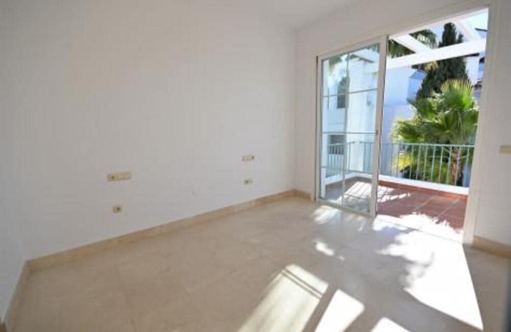 Ático de 3 habitaciones en Guadalmina en alquiler con piscina garaje - 2.650 € (Ref: 9689904)