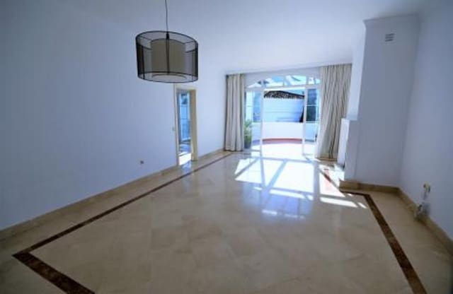 Ático de 3 habitaciones en Guadalmina Alta, Marbella en alquiler con piscina garaje - 2.650 € (Ref: 9689904)