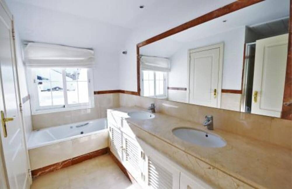 Ático de 3 habitaciones en Guadalmina en alquiler con piscina garaje - 2.650 € (Ref: 9689904)