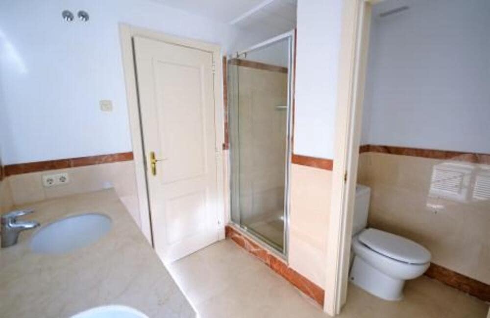 Ático de 3 habitaciones en Guadalmina en alquiler con piscina garaje - 2.650 € (Ref: 9689904)