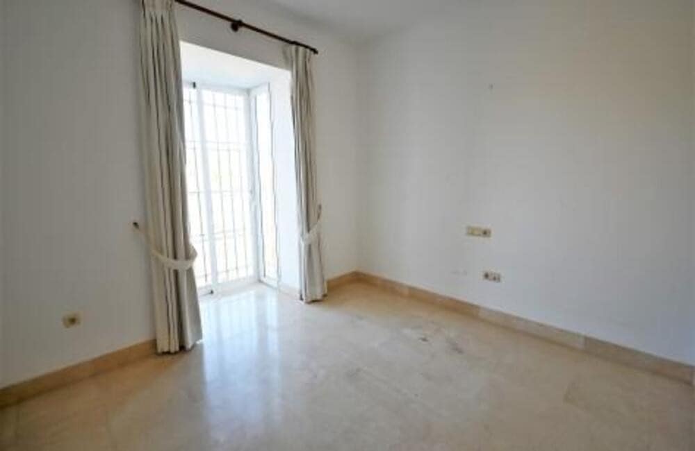 Ático de 3 habitaciones en Guadalmina en alquiler con piscina garaje - 2.650 € (Ref: 9689904)