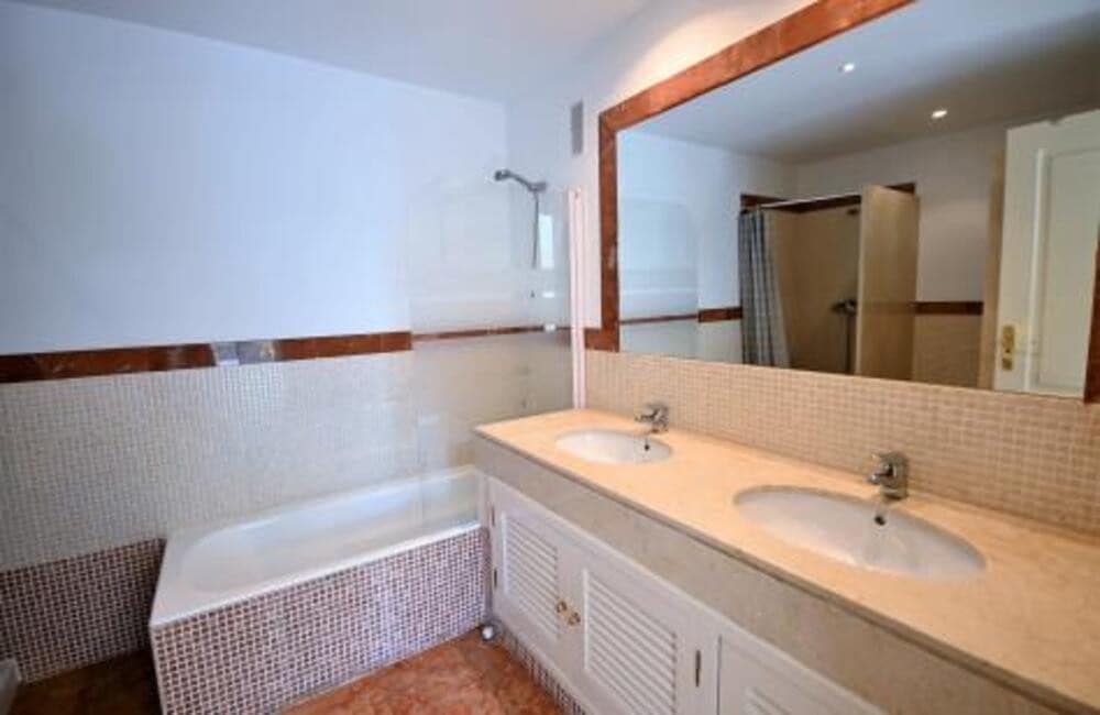 Ático de 3 habitaciones en Guadalmina en alquiler con piscina garaje - 2.650 € (Ref: 9689904)