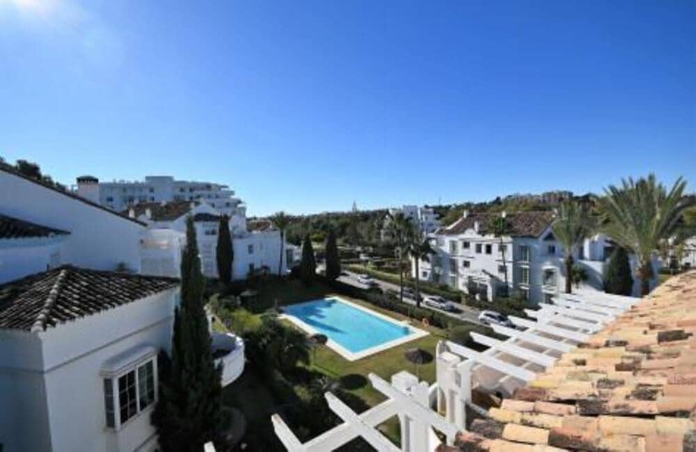 Ático de 3 habitaciones en Guadalmina en alquiler con piscina garaje - 2.650 € (Ref: 9689904)