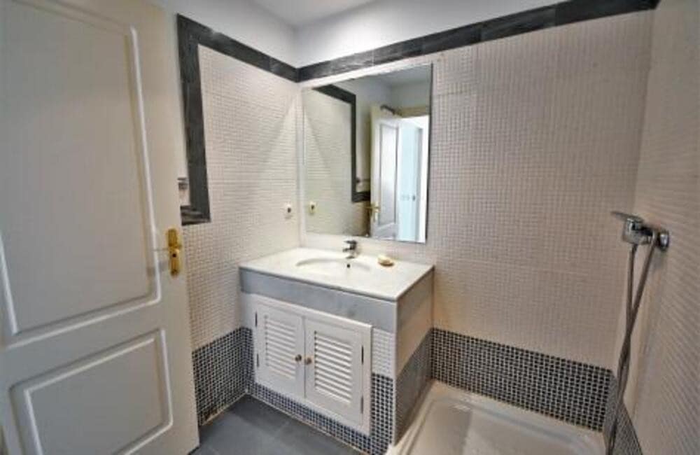 Ático de 3 habitaciones en Guadalmina en alquiler con piscina garaje - 2.650 € (Ref: 9689904)