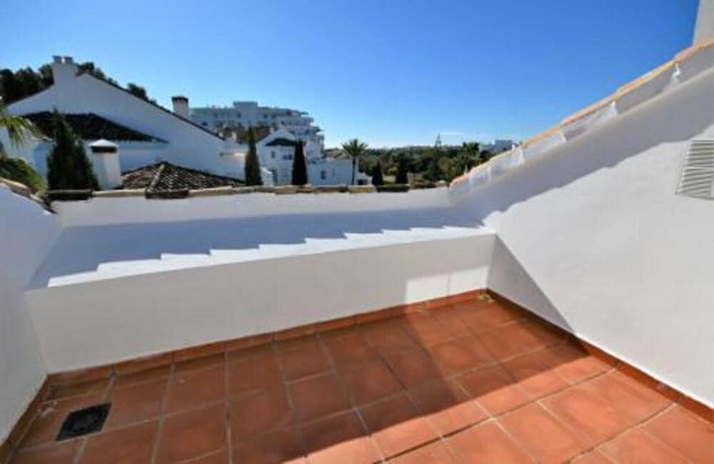 Ático de 3 habitaciones en Guadalmina en alquiler con piscina garaje - 2.650 € (Ref: 9689904)