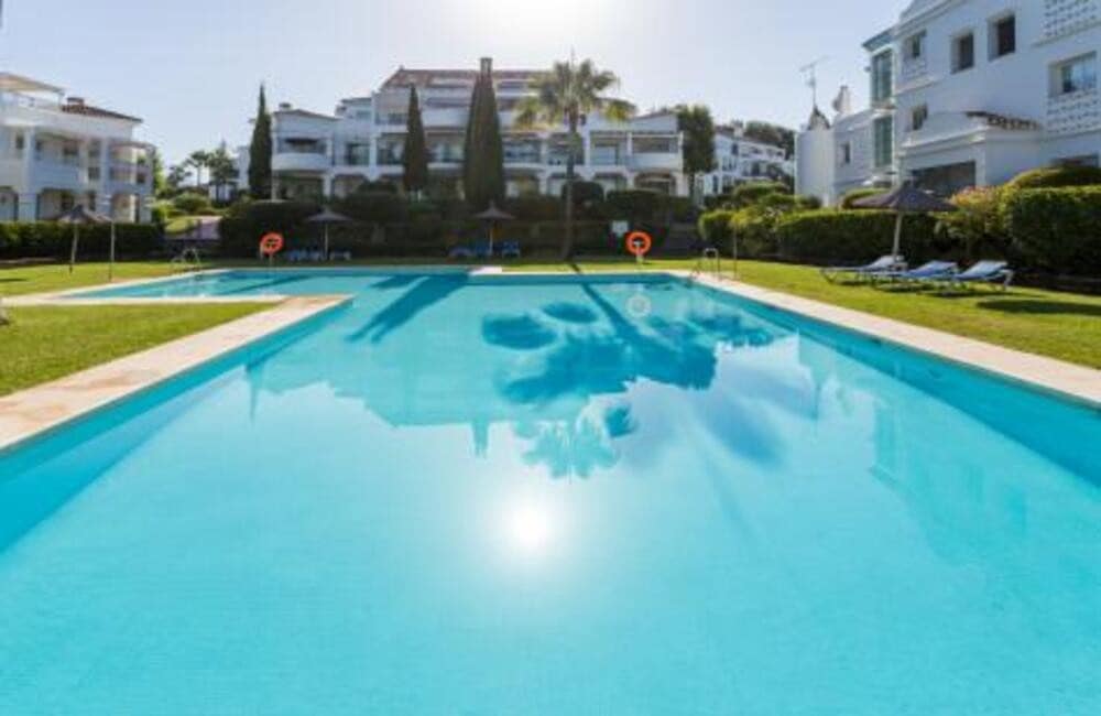 Ático de 3 habitaciones en Guadalmina en alquiler con piscina garaje - 2.650 € (Ref: 9689904)