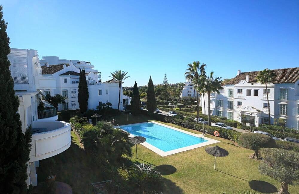 Ático de 3 habitaciones en Guadalmina en alquiler con piscina garaje - 2.650 € (Ref: 9689904)