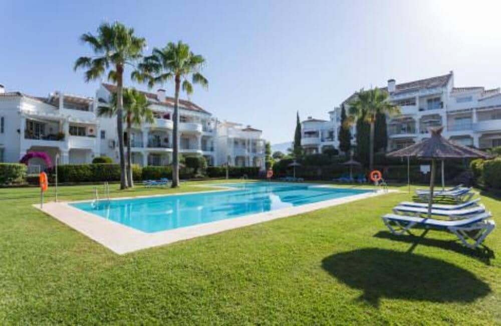 Ático de 3 habitaciones en Guadalmina en alquiler con piscina garaje - 2.650 € (Ref: 9689904)