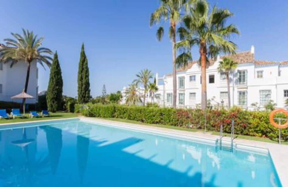 Ático de 3 habitaciones en Guadalmina en alquiler con piscina garaje - 2.650 € (Ref: 9689904)